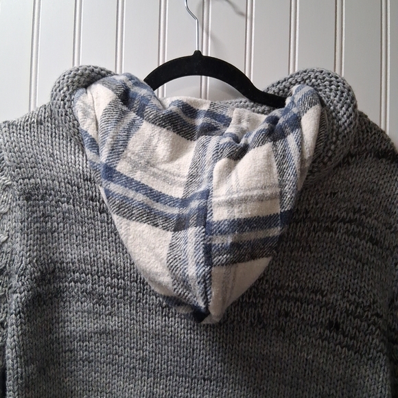 Men's Gray Cable Knit Sweater with Button Detail - Picture 15 of 16